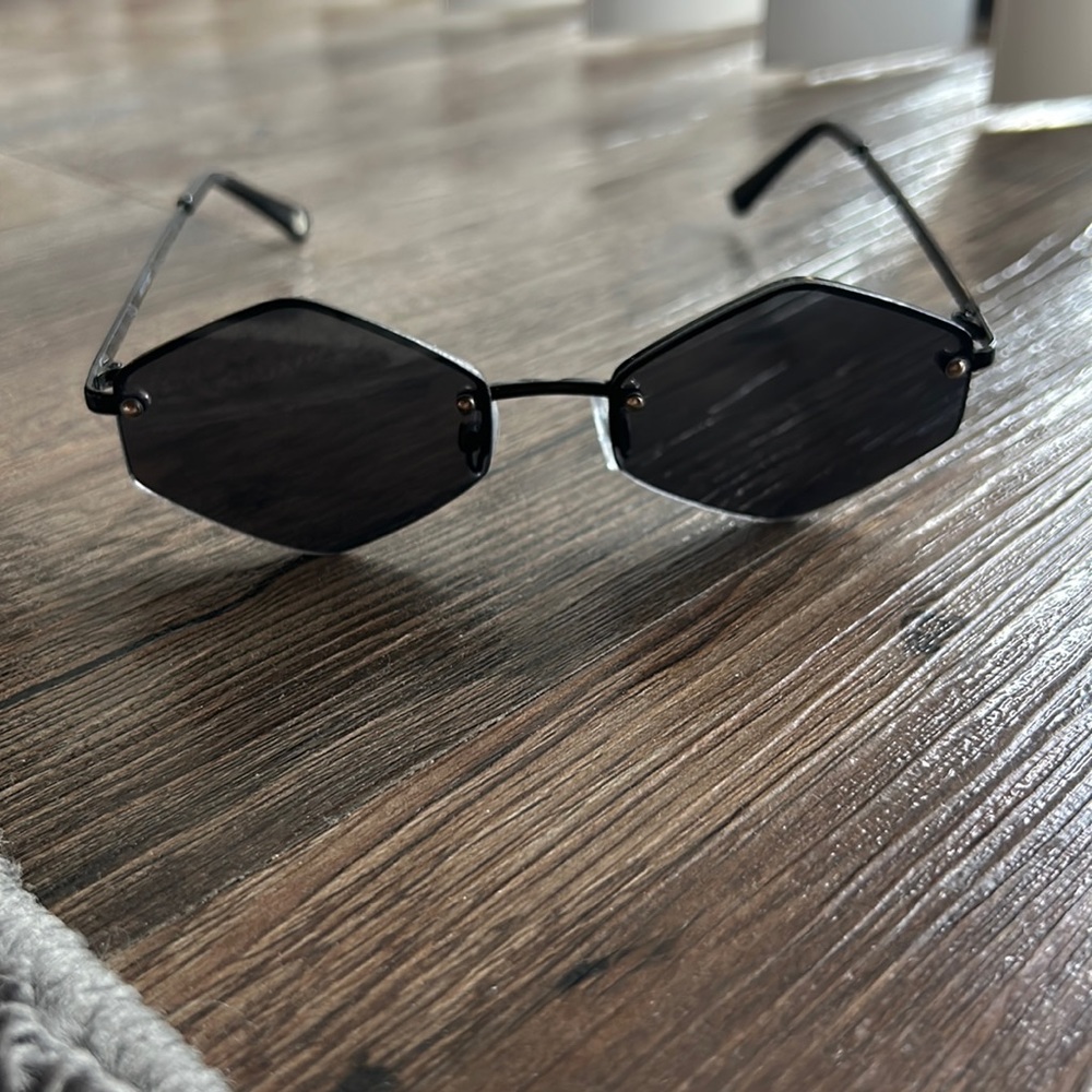 Black Nine West boujee stylish sunglasses